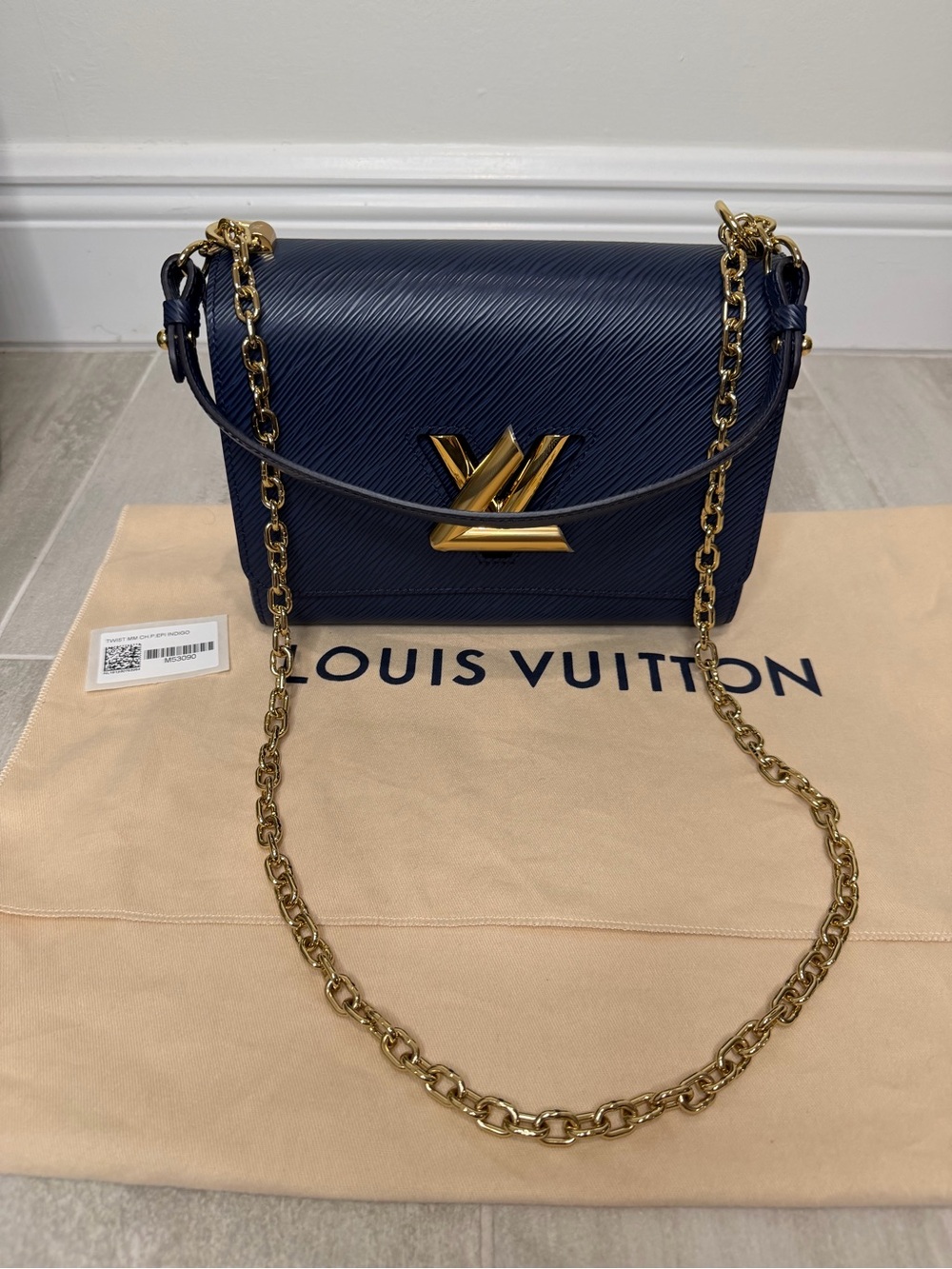 Louis Vuitton Navy Leather Twist MM Shoulder Bag with Gold Chain - Picture 3 of 12